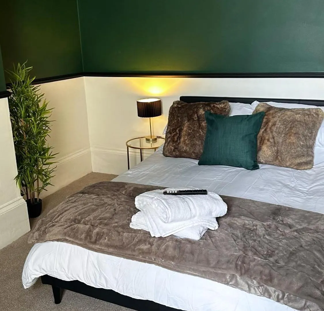 Studio Apartment - The Emerald Cheltenham