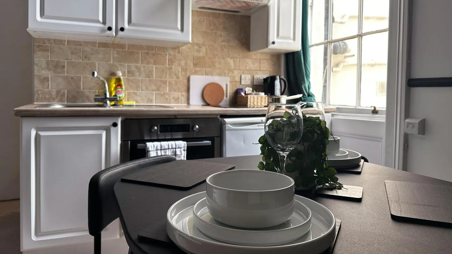Studio Apartment - The Emerald Cheltenham