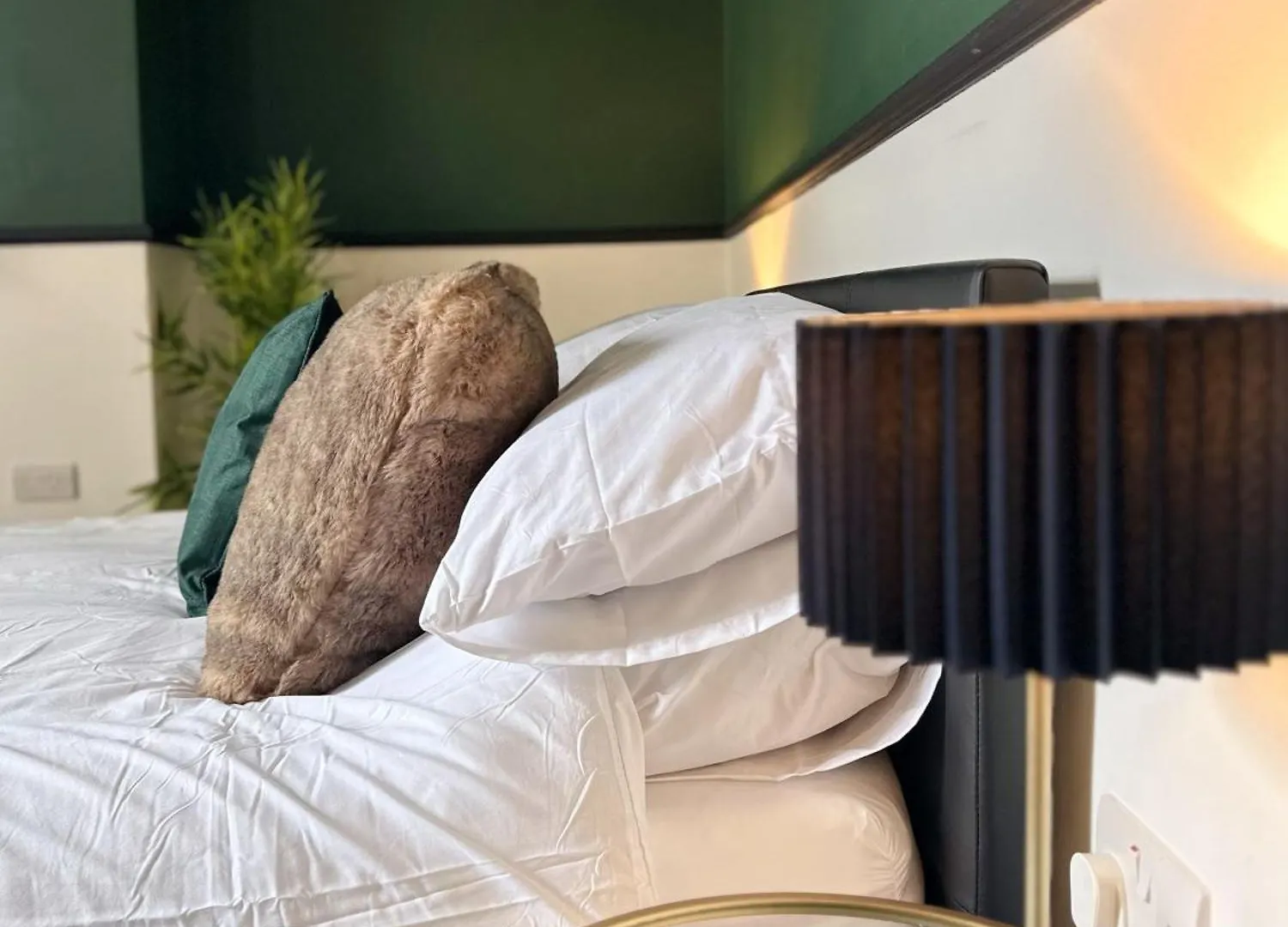 Studio Apartment - The Emerald Cheltenham